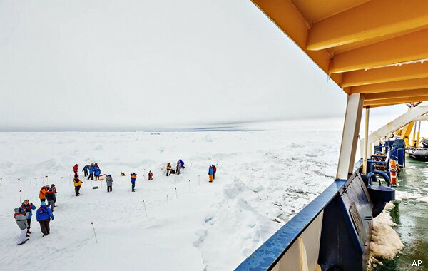 Antarctica Ship Carrying Expedition Still Stuck in Ice a Week Later