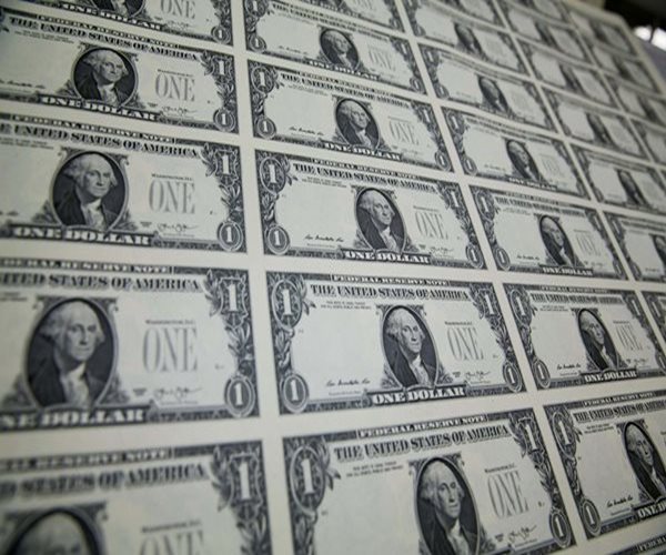 Dollar Retreats on Signs Trump Tariffs to Be Measured 