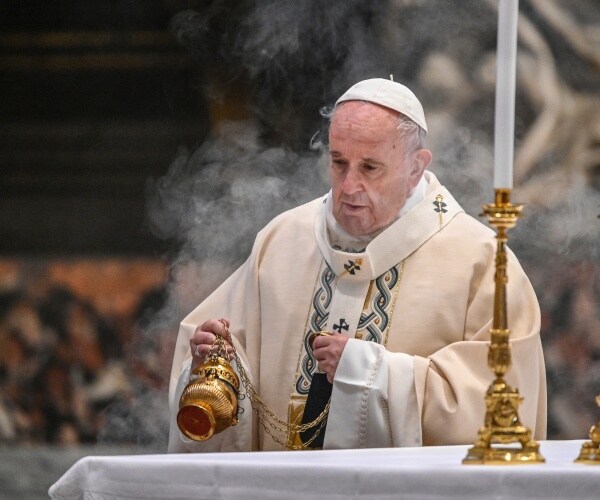 pope francis at altar