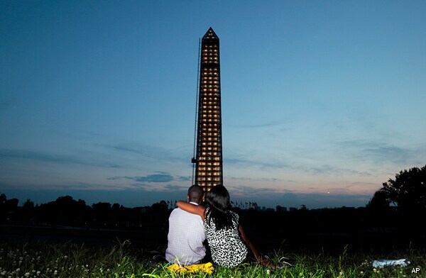 Washington Monument Lights Up Again While Quake Damage Fixed