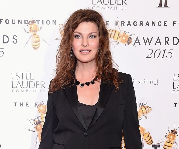 linda evangelista stands on red carpet