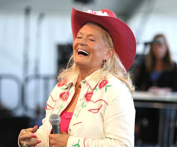 Country Singer Lynn Anderson Dies at 67