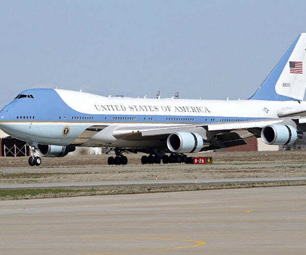 US Plane Flies Unusually Close to Air Force One