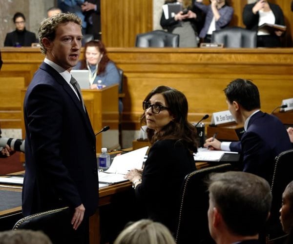 Zuckerberg Apologizes to Parents at Social Media Hearing