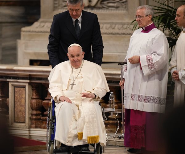 Pope Leads Holy Thursday Service in Vatican Basilica