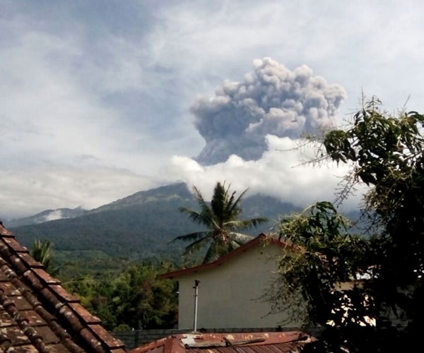 Mount Barujari Erupts, Tourists Caught By Surprise on Mountain