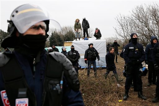 Migrants Occupy Shanty Rooftops to Protest Calais Demolition