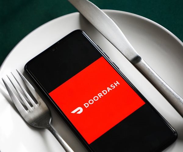 Uber, DoorDash Sue NYC Over Minimum Wage Law