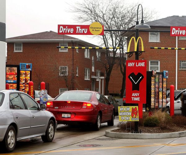 'Pay It Forward' at McDonald's: 'Merry Christmas' Giving Chain Lasts for 250 Cars