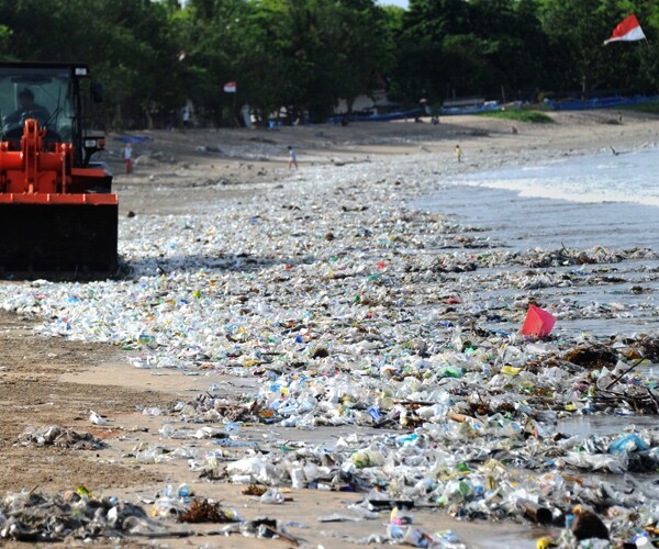 Sea of Plastic Rubbish Off Bali a Threat to Marine Life | Newsmax.com