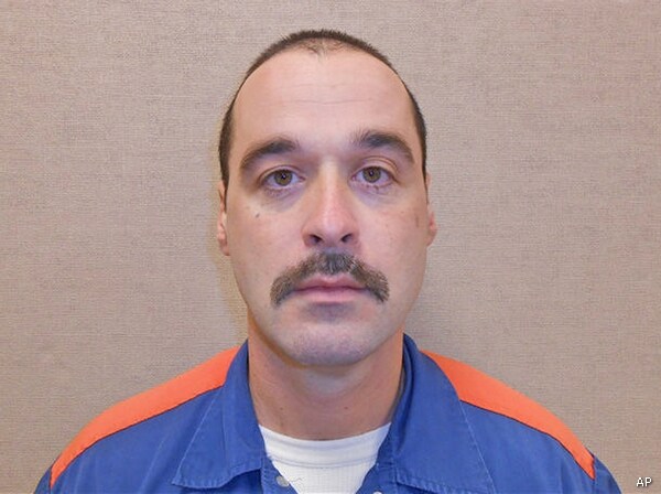 Michael David Elliot: Escaped Murderer Abducts Woman in Michigan