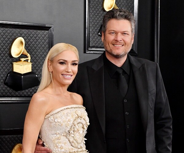 gwen stefanie and blake shelton stand on red carpet