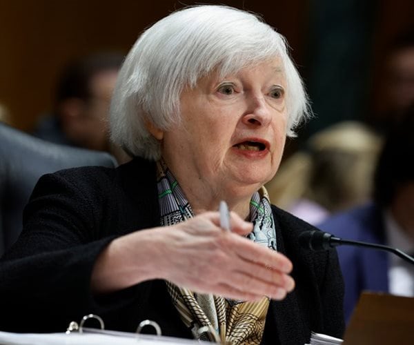 Yellen Vows to Safeguard Small Bank Deposits