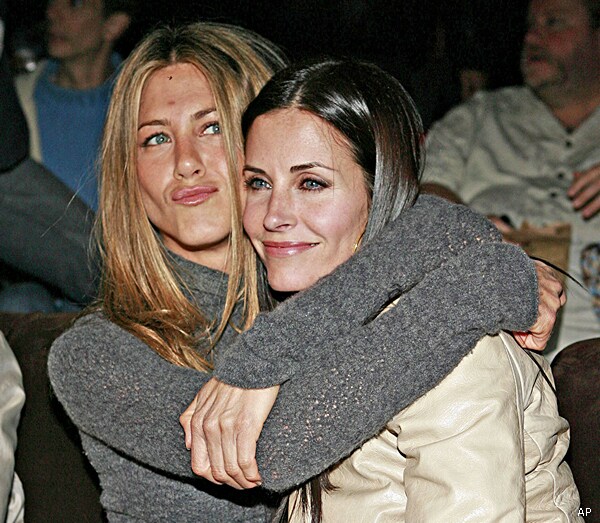 Aniston, Cox Vacation In Mexico Is a Mini 'Friends' Reunion