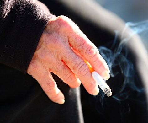 Hawaii Raises Smoking Age to 21; Military Supports New Law