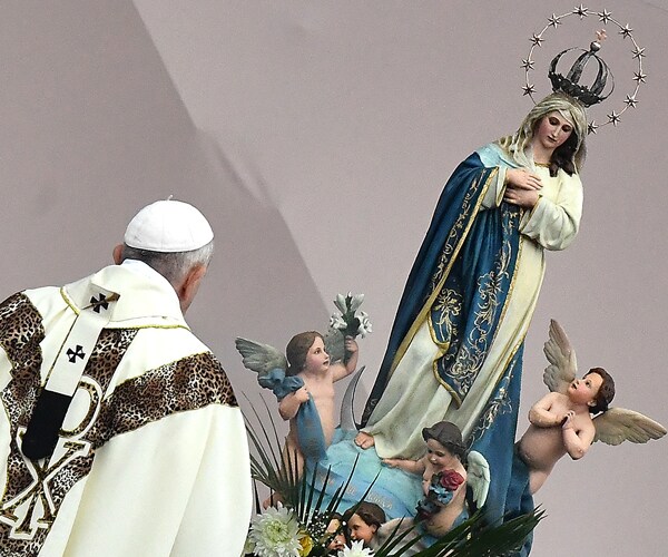 Pope Francis in front of a Virgin Mary statue in Mozambique