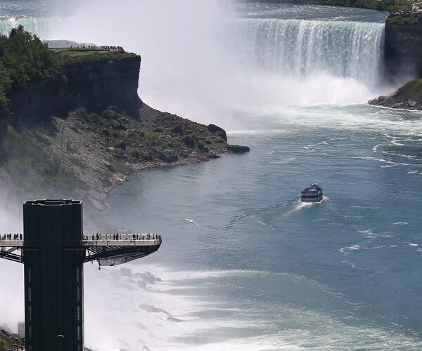 Boy Survives Niagara Falls Photo Op Tumble