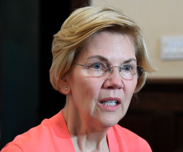 elizabeth warren speaks at a campaign stop