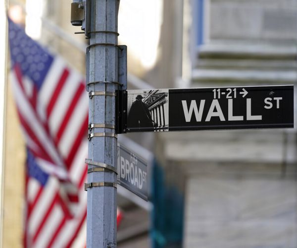 Wall Street Rises, Pushing S&P 500 Back near Record High