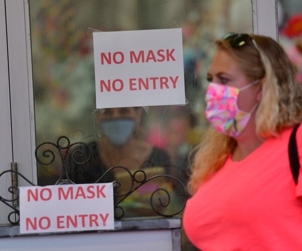 a sign on a story says no mask no entry