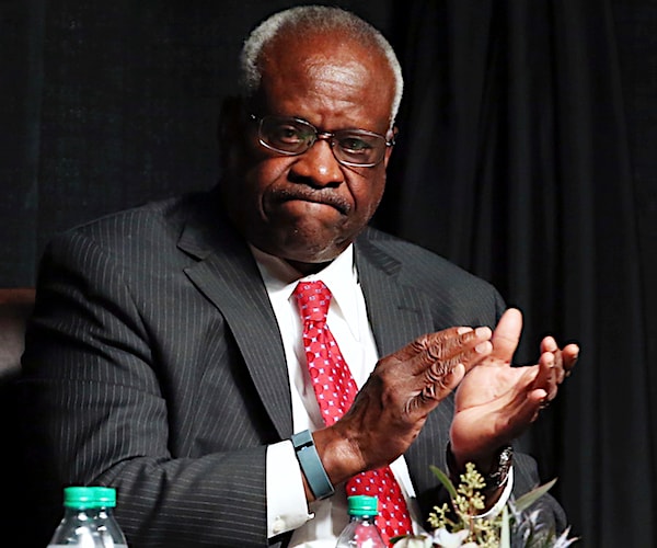 clarence thomas applauds during a dinner appearance