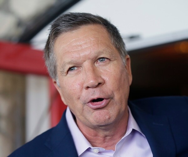 Pataki Endorses Kasich: Trump Will 'Drive Off a Cliff'