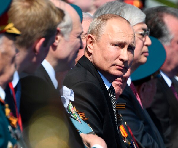 Putin Hails Nazi Defeat in Virus-Delayed Red Square Parade