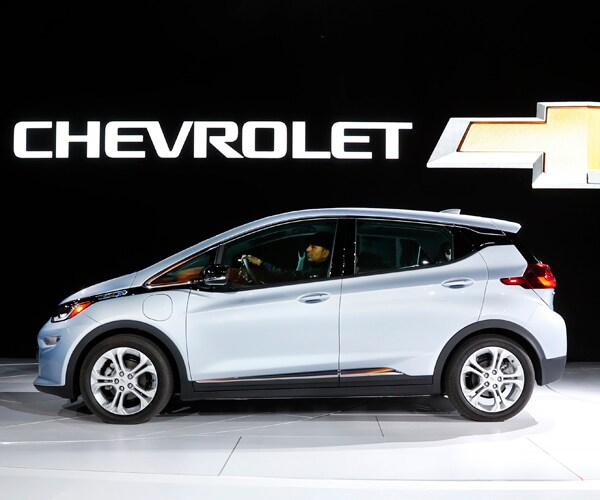 Chevy Bolt 2017 Named Car of the Year at Detroit Auto Show