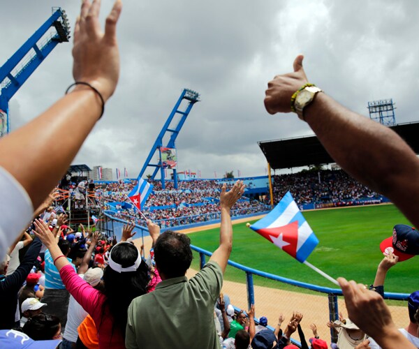 Cuba Protest: Tampa Bay Fan Throws Beer Cans Into Dugout