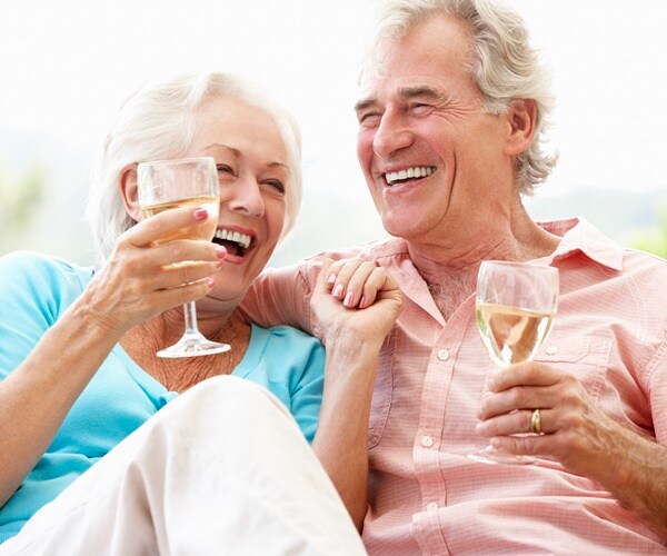 Study: Moderate Drinking May Improve Cognitive Health In White Middle-Aged, Older Adults