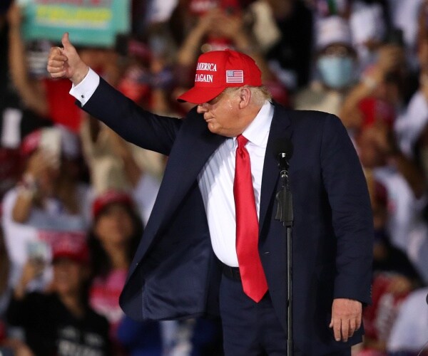 donald trump gives crowd thumbs up sign