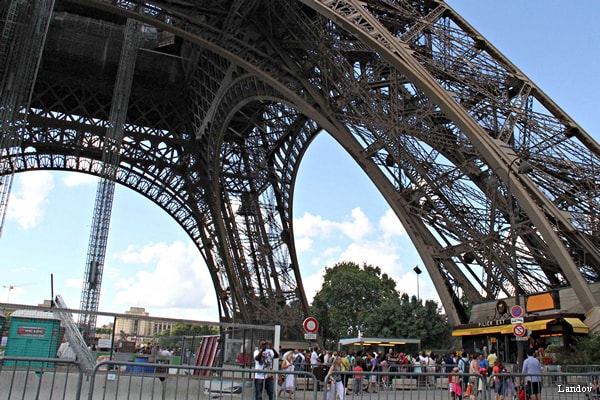 Eiffel Tower Bomb Alert Clears Paris Landmark for 2 Hours