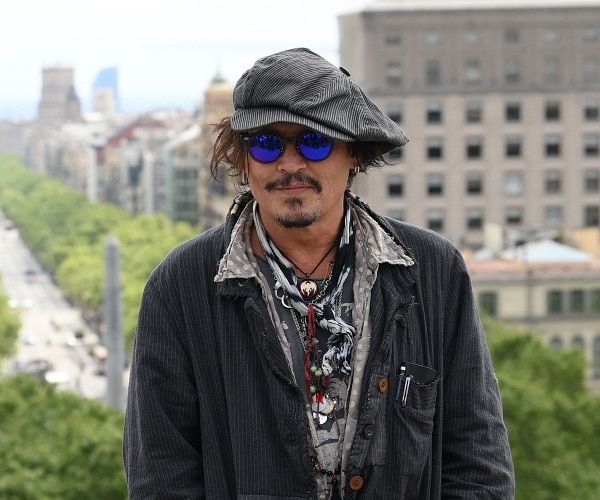 johnny depp poses during photocall