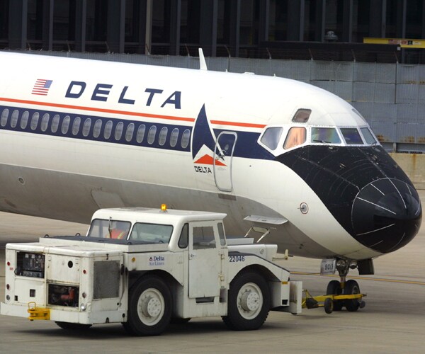 Delta Emergency Landing Made With Engine Pouring Smoke