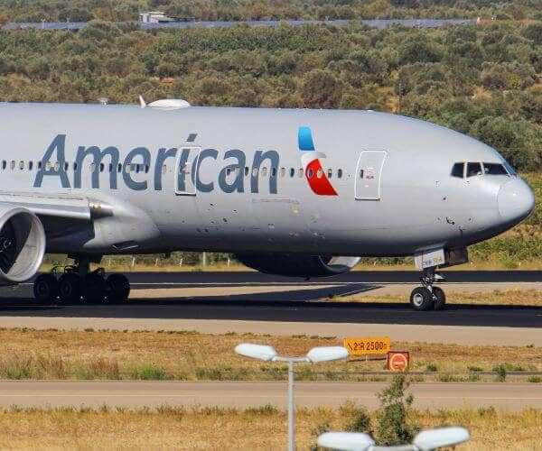 American Airlines Falls 11% on Downbeat 2025 Forecast