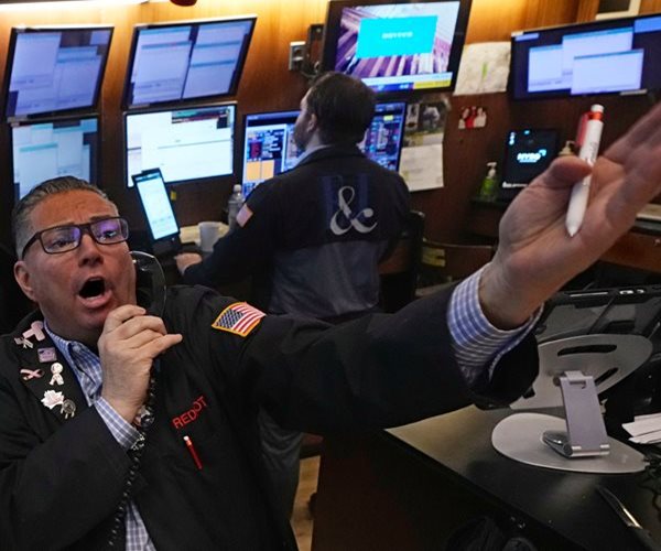 Dow Rises 220 Points, While S&P, Nasdaq End Flat