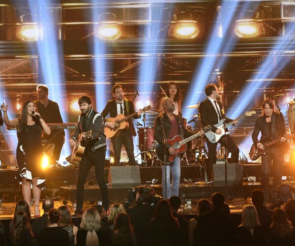 Country Singers Honor Vegas Victims with Music at CMA Awards