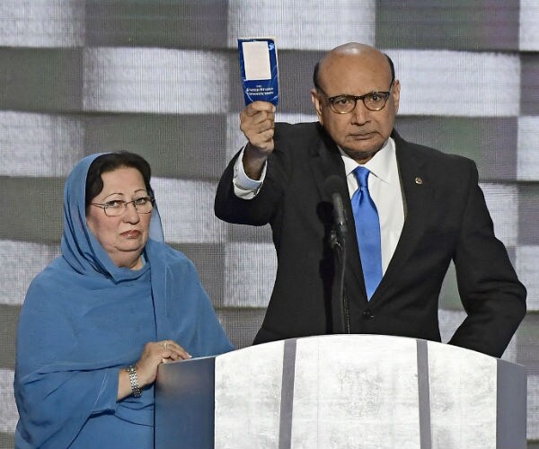 Pocket US Constitution Becomes Amazon Best-seller After Speech by Muslim Parents of Slain Soldier