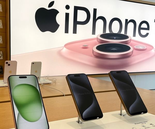 Meta Advertisers to Pay 30% for iPhone 'Boosts'