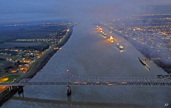 Mississippi River Oil Spill Temporarily Closes 65 Miles of River