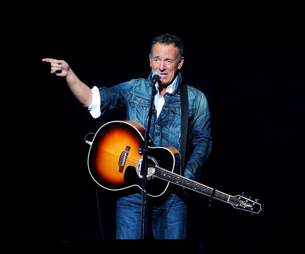 Bruce Springsteen, Seth Meyers Headline Veterans Fundraiser