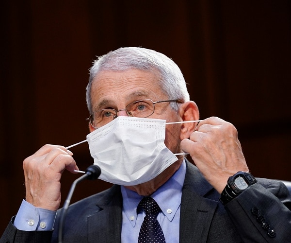 anthony fauci puts on face mask 