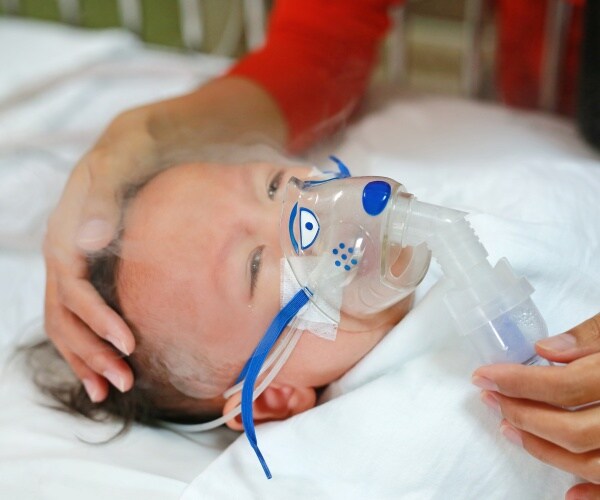 baby in hospital with RSV, getting oxygen