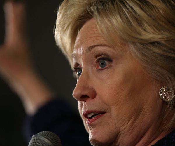 8 Things Dogging the Hillary Clinton Campaign This Week