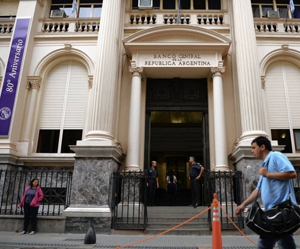 Police Raid Argentine Central Bank in Case Over Sale of Dollars