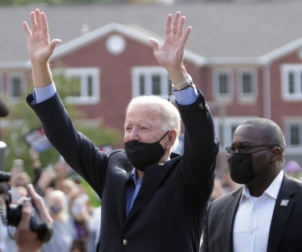 joe biden waves to supporters