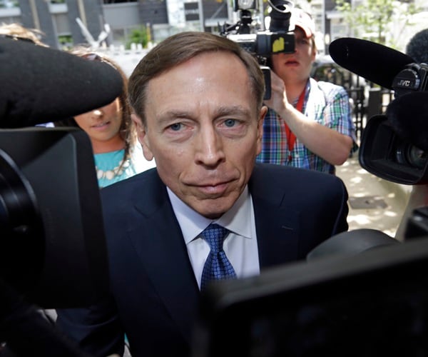 Petraeus Apologizes for Giving Classified Info to Mistress