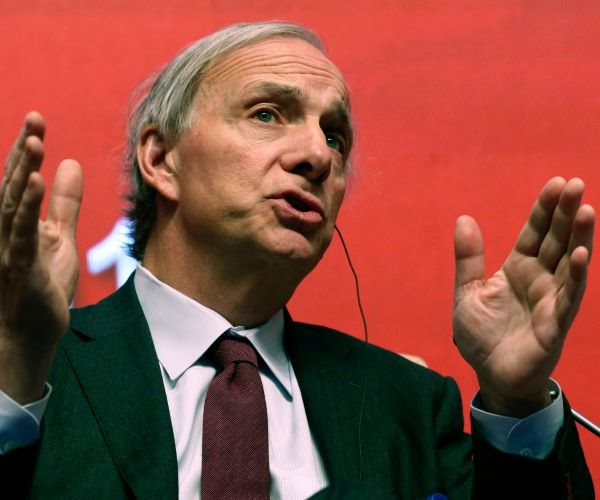 Bridgewater's Dalio Expects Stocks to Fall 20% if Rates Rise to 4.5%