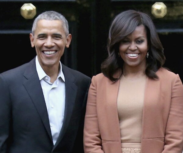 barack and michelle obama smile 