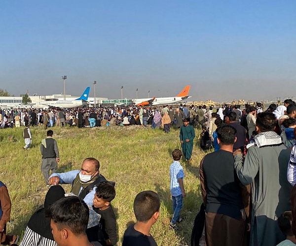 people crowd kabul airport